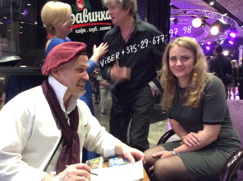 шаржист Шабалин рисует на мероприятии в Журавинке шарж по фото в Минске и Калининграде